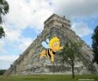 Μάγια η μέλισσα μπροστά από ένα ναό των Μάγια